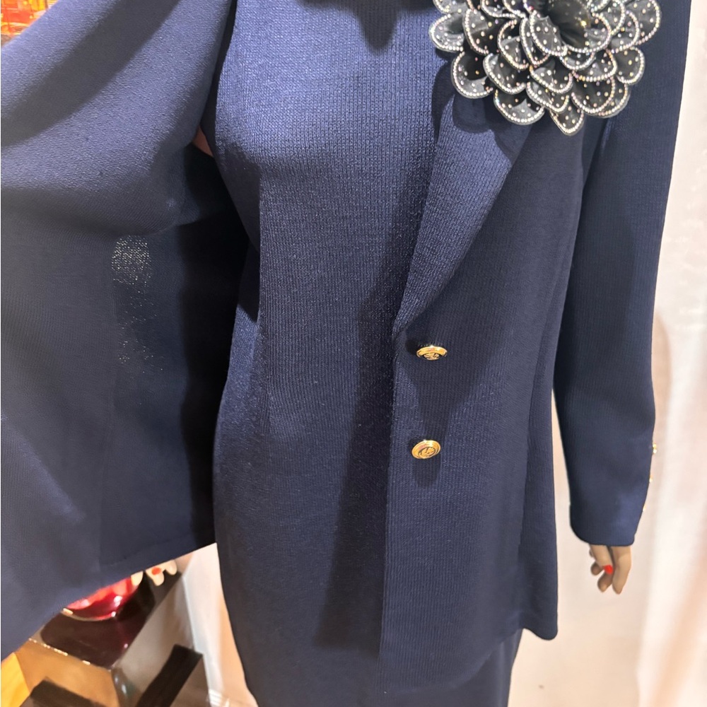 St. John Navy Blue Blazer Gold Buttons 10 M dress suit career - Picture 3 of 3